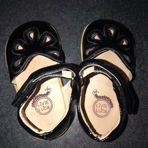 Toddler girl Livie and Luca black patent petal shoes size 6